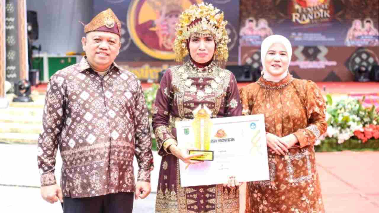 Puluhan Pelestari Seni, Cagar Budaya dan Adat Istiadat Terima Penghargaan di Festival Randik 