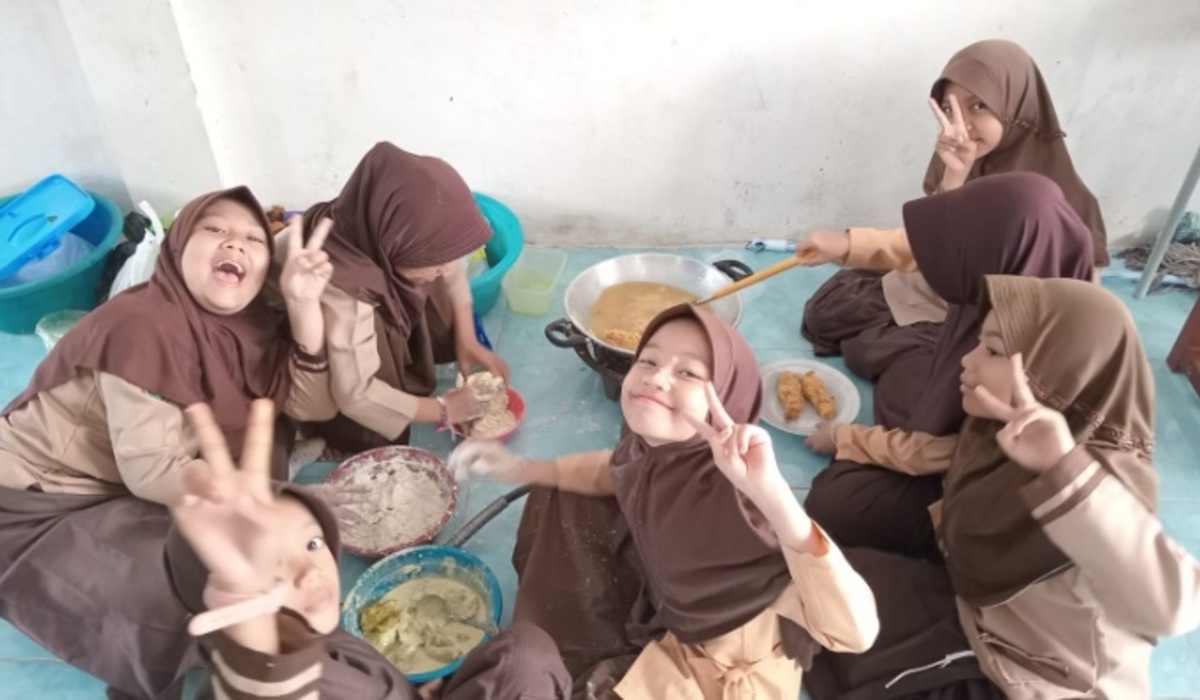 Siswa MI Assalam Muba Masak Bersama, Ajarkan Makanan Sehat dan Gotong Royong 