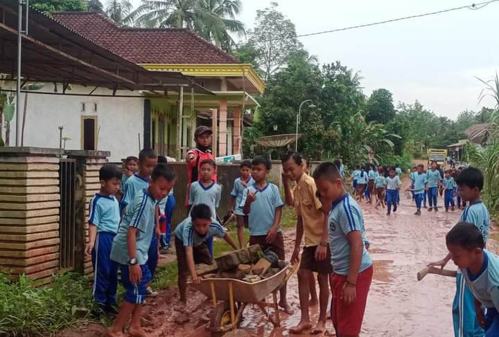 Ajak Peduli Lingkungan, Pelajar SD Negeri 1 Nusa Maju Timbun Jalan Rusak