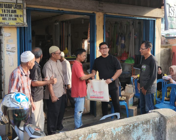 Hari Apriyansyah Bagikan Paket Sembako ke Warga 27 Ilir