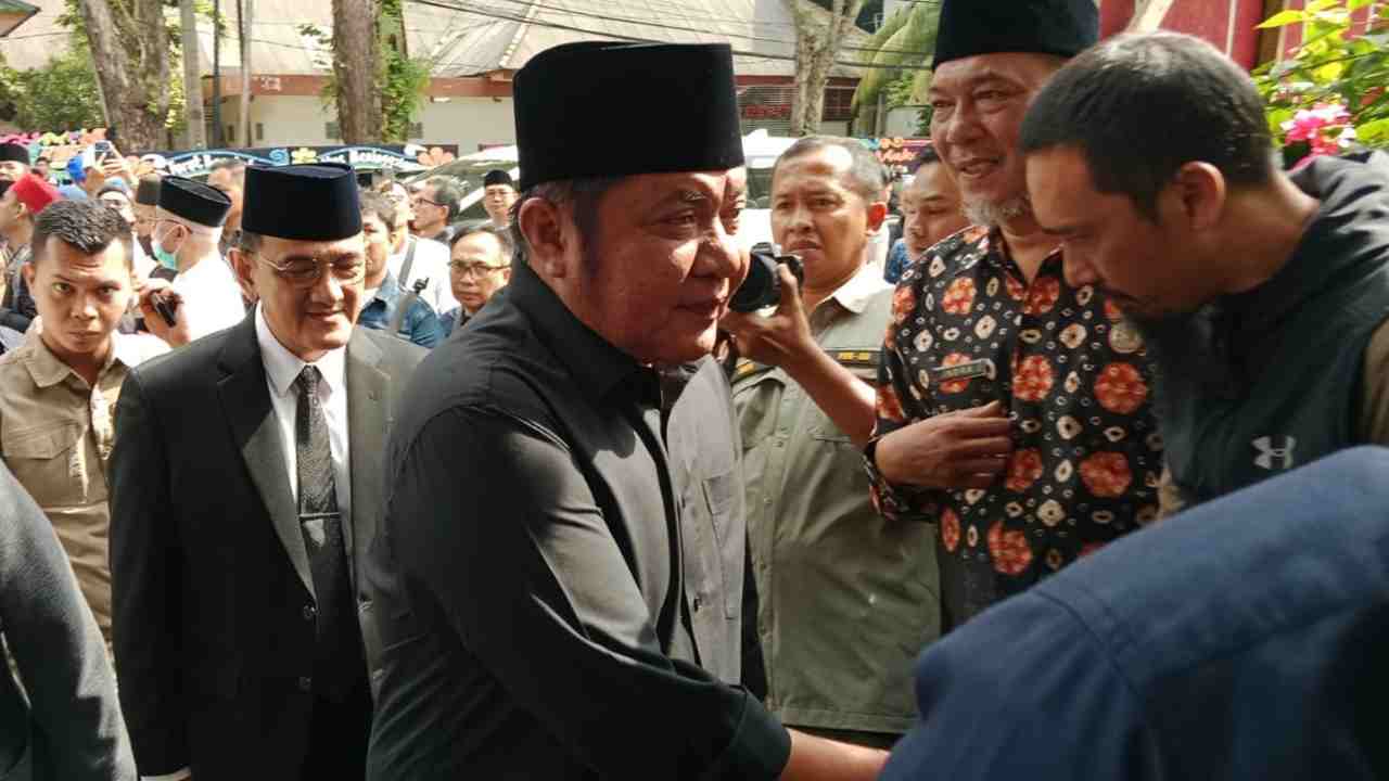 Datang Berbusana Hitam, Herman Deru Sampaikan Doa dan Duka untuk Alex Noerdin