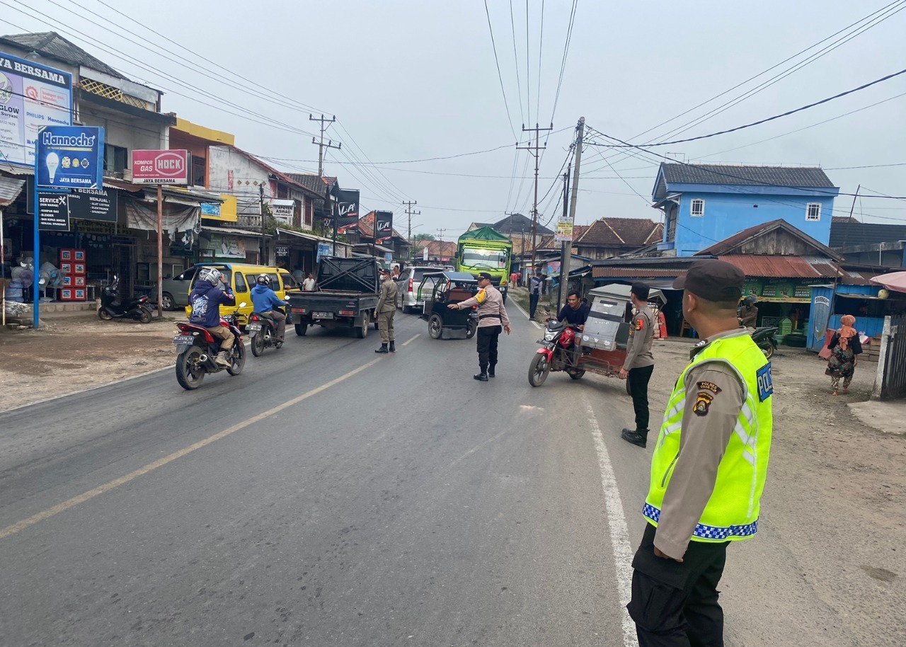 Langganan Macet, Pasar Indralaya Jadi Fokus Petugas Pos Pengamanan dan Pelayanan Nataru