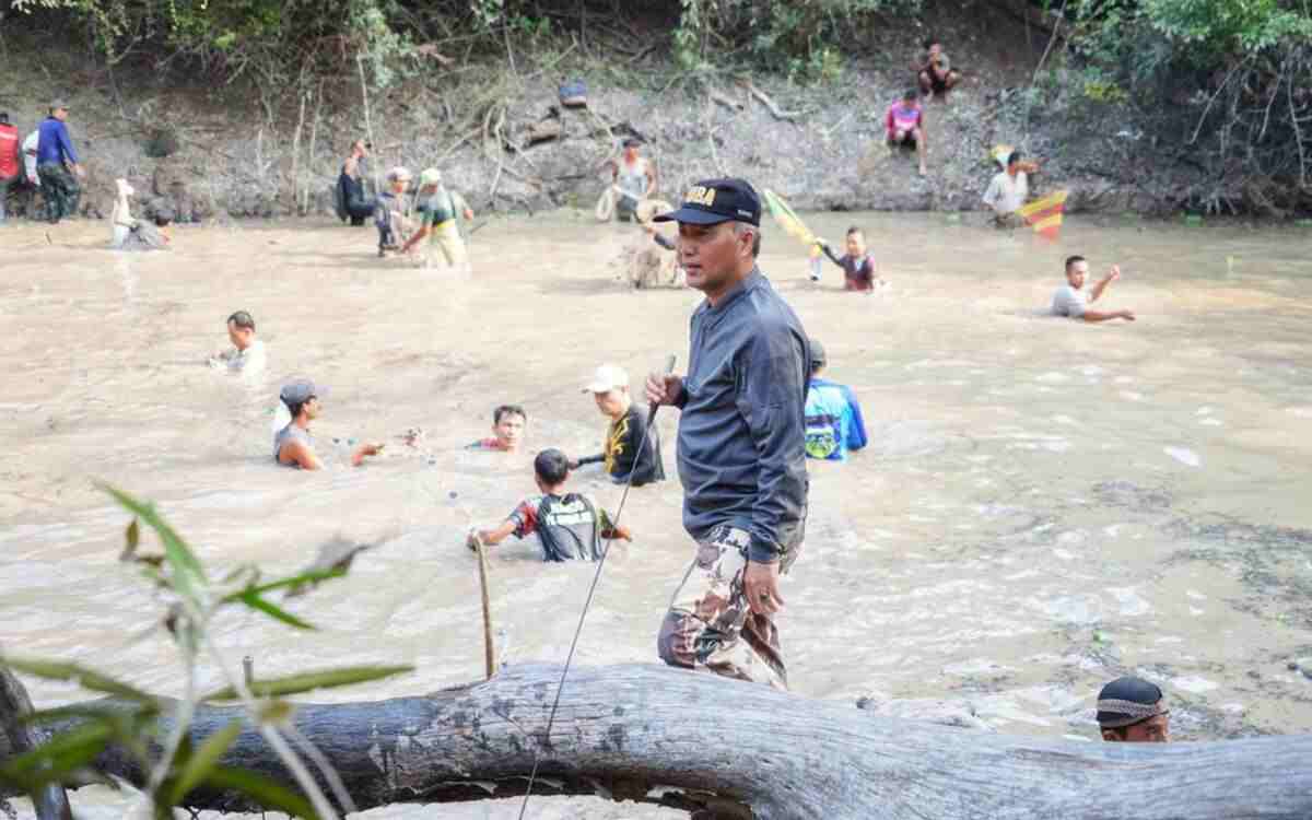 Jaga Tradisi Bekarang, Pj Bupati Apriyadi dan Warga Muba Lakukan Hal Ini 