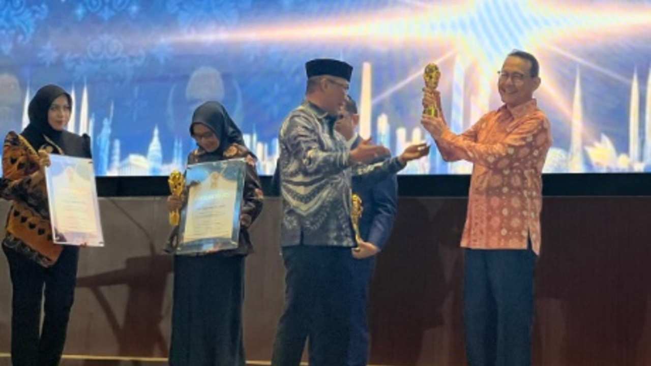 Bidani Kelahiran BPJS Kesehatan, Fachmi Idris Terima Life Achievement KORPRI Award