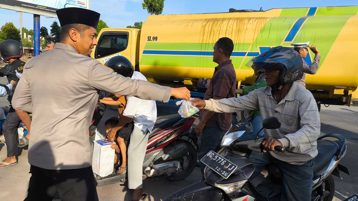 Indahnya Berbagi, Polres Ogan Ilir Sebar Ratusan Paket Buka Puasa di Taman Pancasila
