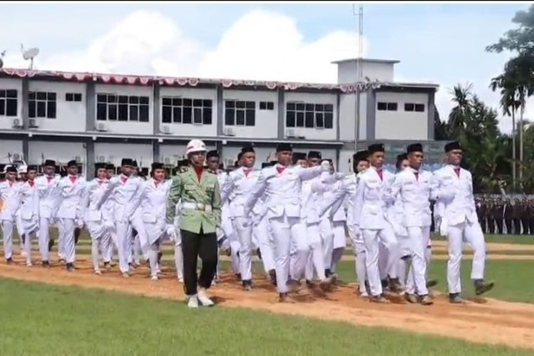 Menkum Supratman Andi Atgas Hadiahkan Motor dan Beasiswa untuk 3 Paskibraka Papua Barat 