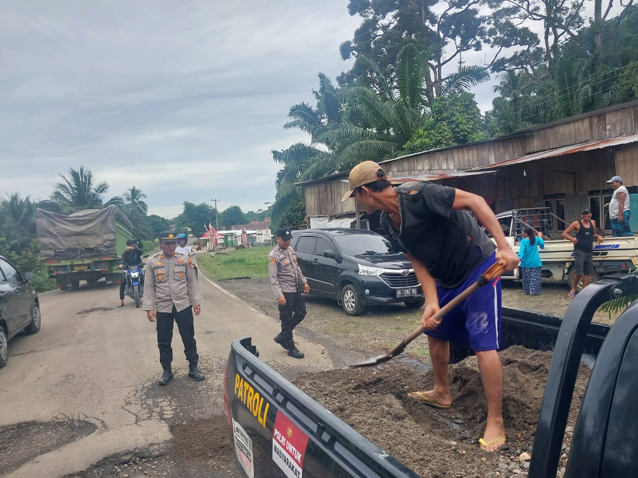 Polres Musi Rawas Gotong Royong Bersama Masyarakat Perbaiki Jalan Rusak