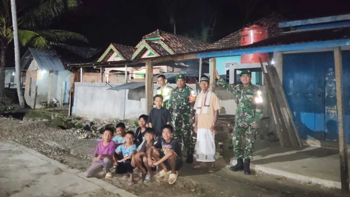 Sinergi Tanpa Batas! Babinsa Koramil Kikim dan Polsek Kompak Ronda Bareng Warga Demi Keamanan Desa