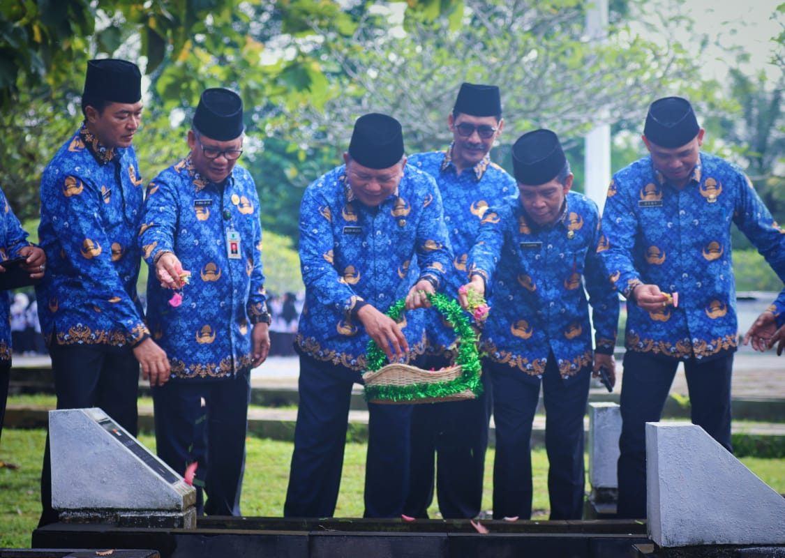 Dipimpin PJ Sekda Musi Banyuasin, Para ASN Ziarah dan Tabur Bunga di Makam Pahlawan