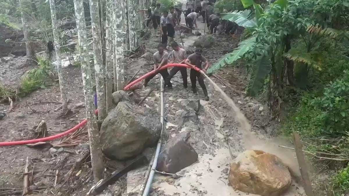 Terjang Lumpur dan Material Longsor, Polisi di Bener Meriah Bahu-membahu Buka Akses Jalan yang Terputus