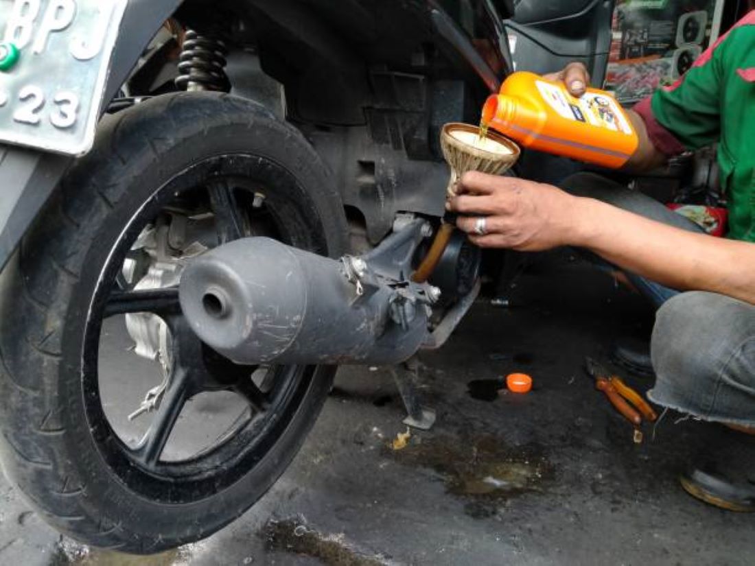 JANGAN ASAL! Begini Cara Memilih Oli Motor Matic