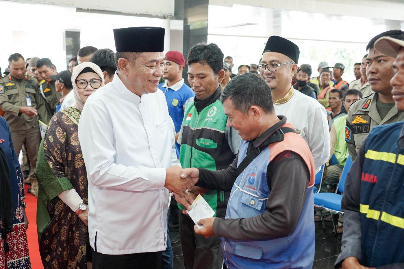 Bupati Muba Bagikan THR Lebaran 2025 untuk Petugas Kebersihan, Tukang Ojek, dan Kaum Dhuafa