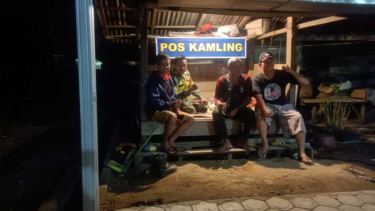 Bersama Perangkat Desa dan Warga, Babinsa Koramil 405-02 Merapi Jaga Lingkungan Biar Aman