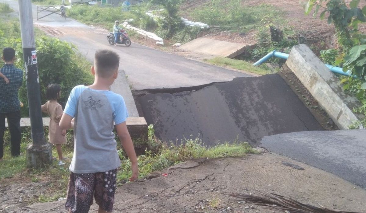 Warga di 4 Desa Harus Memutar ke Lahat, Jembatan Ayek Cuhup Ambruk Dihantam Banjir Bandang