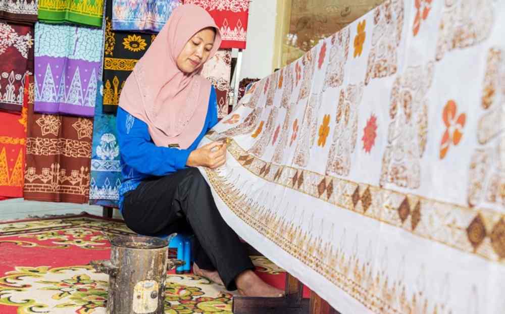 PTBA Berdayakan Ibu Rumah Tangga Kembangkan Batik Kujur, Hasilnya Wow!