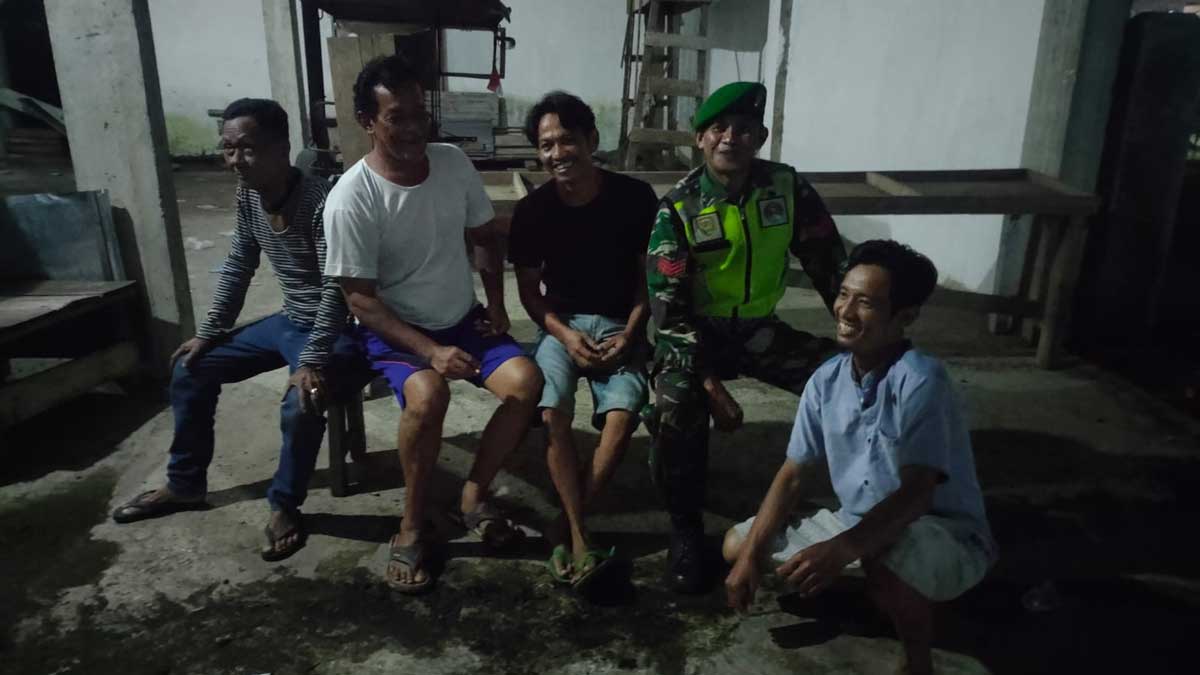 Kompak! Intip Momen Babinsa dan Warga Empat Lawang Hidupkan Kembali Ronda Malam di Satkamling