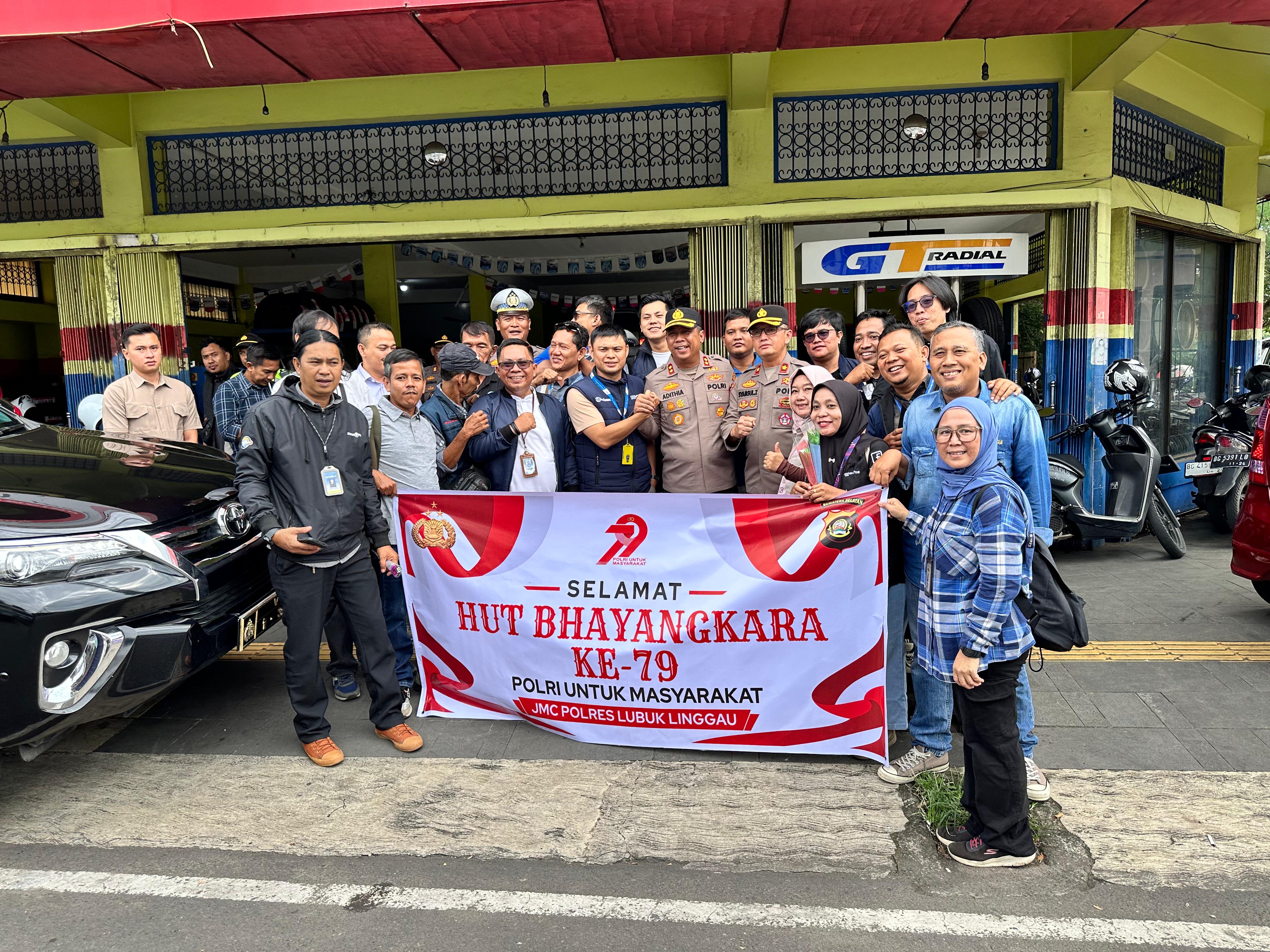 Polres Lubuklinggau dan Jurnalis Media center Bagikan Bunga Sambut HUT Bhayangkara Ke- 79