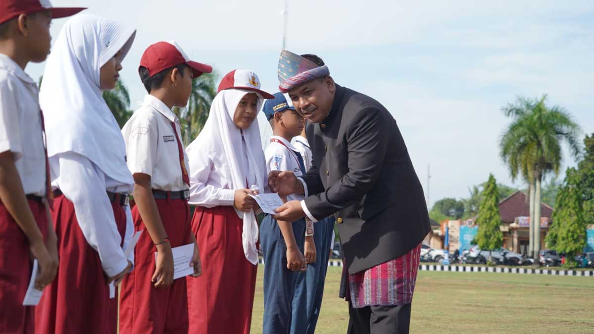 Momen Haru Hardiknas di OKI: Pemkab Salurkan Bantuan Pendidikan untuk Siswa Kurang Mampu dari PAUD hingga SMP