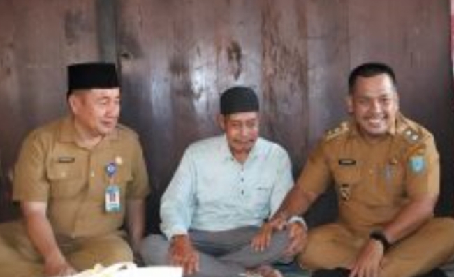Pemkab OKI Bersama Kemensos Salurkan Bantuan Atensi kepada Warga Tanjung Lubuk