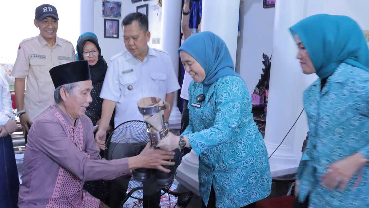 TP PKK Kota Palembang Beri Bantuan Alat Pergelangan Kaki Lutut ke Ramlah Isman