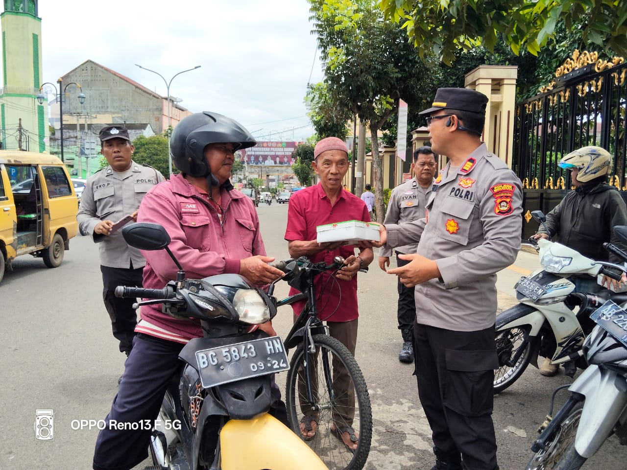 Tebar Kebaikan, Anggota Polres Lubuk Linggau Bagikan Nasi Kotak Pada Warga Kurang Mampu 