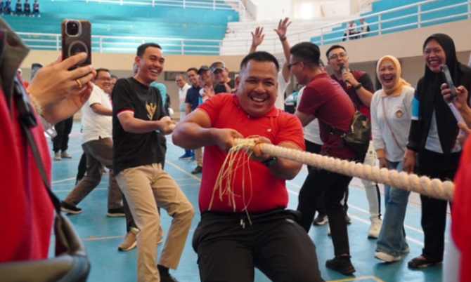 Kemeriahan HUT RI di OKI, Bupati Muchendi dan Wabup Supriyanto Ikut Lomba Tarik Tambang