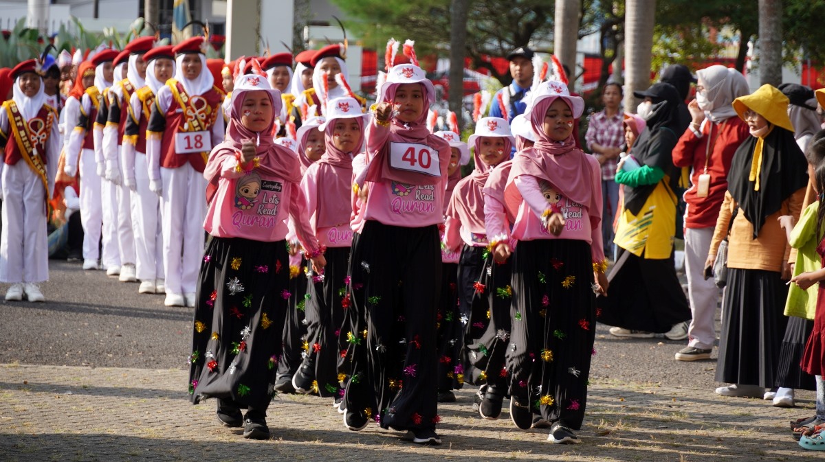 SERU! Ratusan Pelajar di OKI Ramaikan Lomba Gerak Jalan dengan Kostum Unik