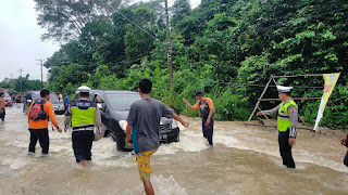 Jalan Protokol Terendam Banjir, Begini Upaya Petugas Gabungan di PALI!