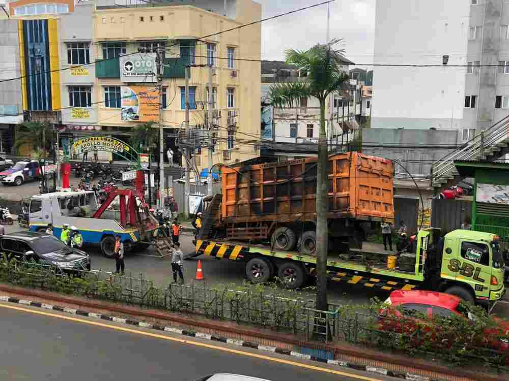 Truk Trailer Tersangkut di JPO SMAN 3, Nyaris Terjatuh ke Jalan