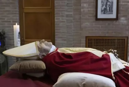 Kenakan Jubah Merah Emas, Jenazah Paus Emeritus Benediktus XVI Disemayamkan di Biara Mater Ecclesiae