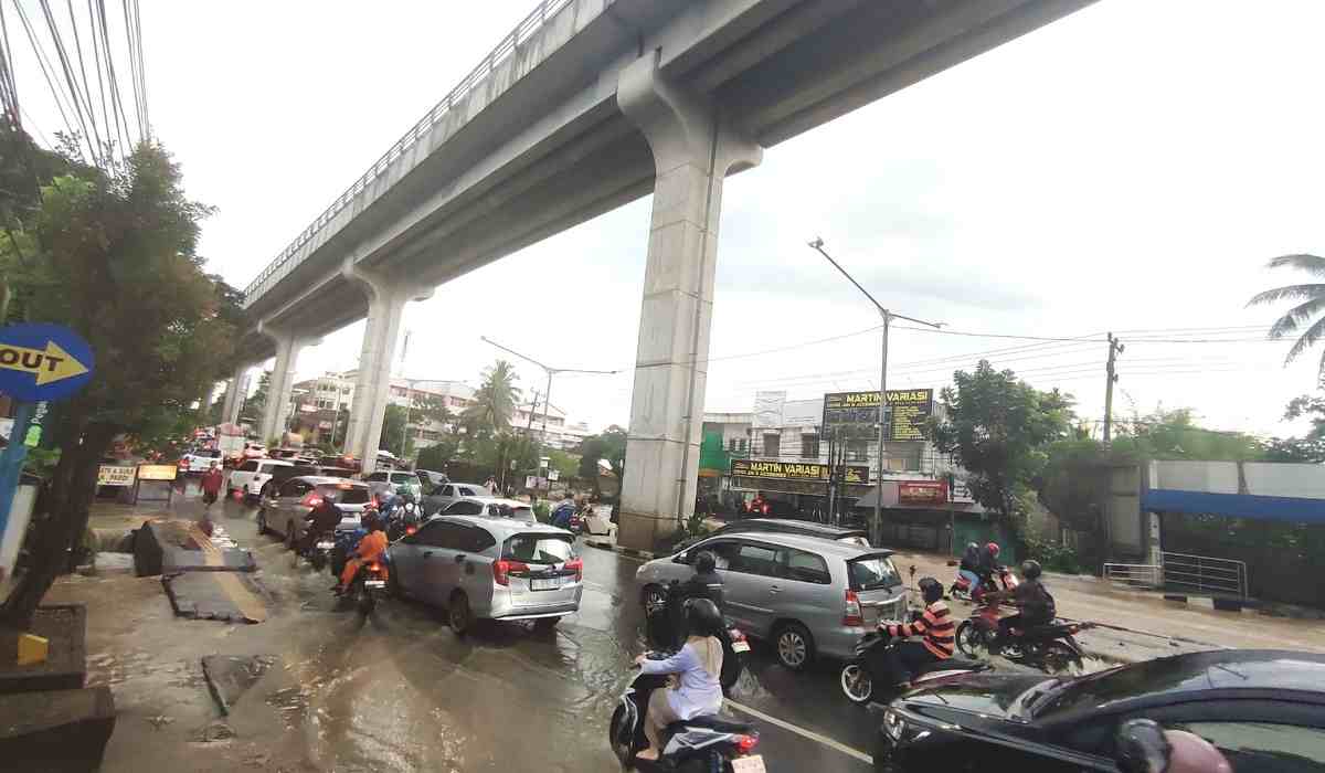 Hujan Deras 2 Jam Picu Banjir, Jalanan di Palembang Macet Panjang