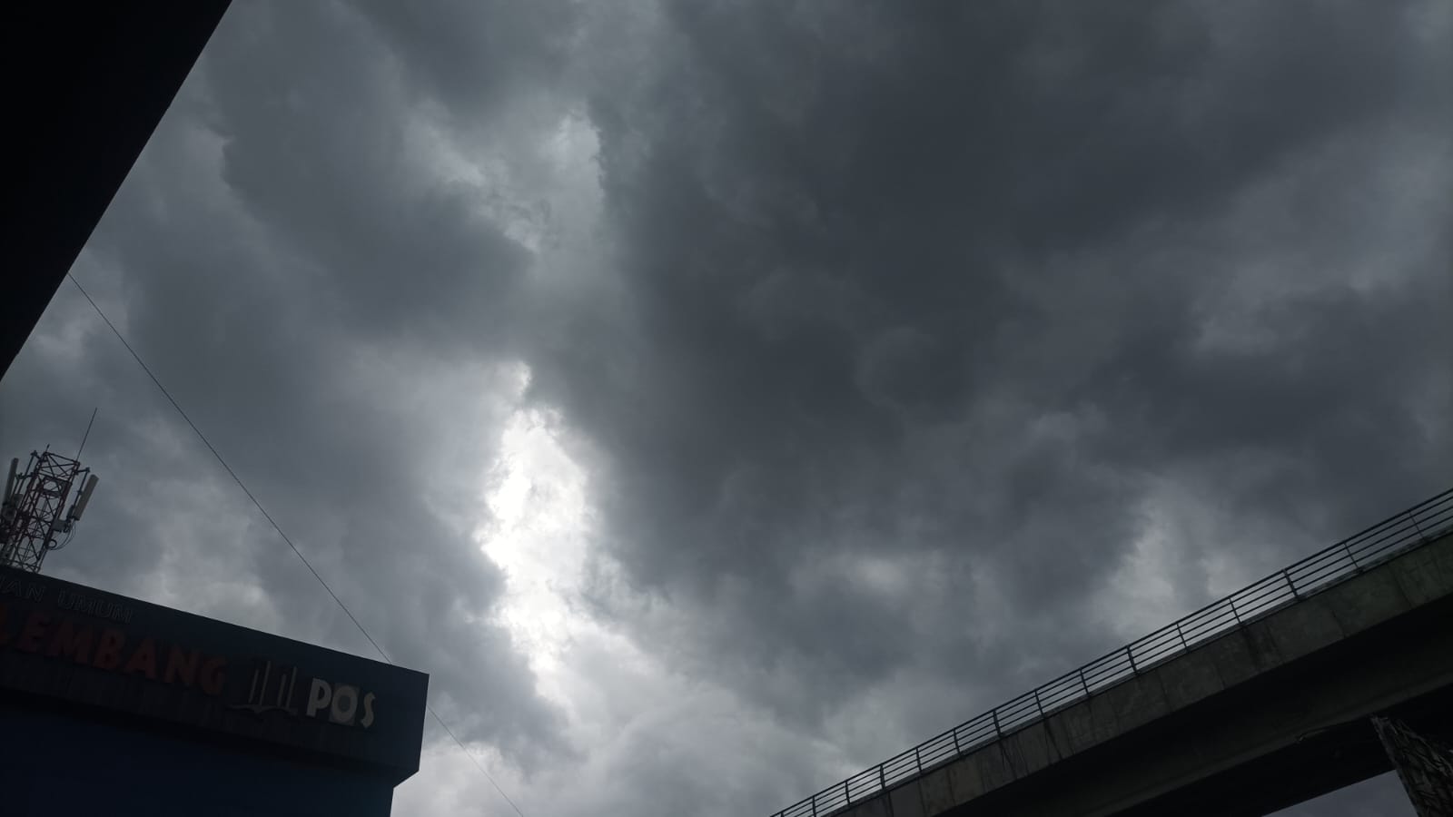 Prakiraan Cuaca Hari Ini, Senin 1 Mei 2023: Palembang Diprediksi Hujan Sedang di Malam Hari