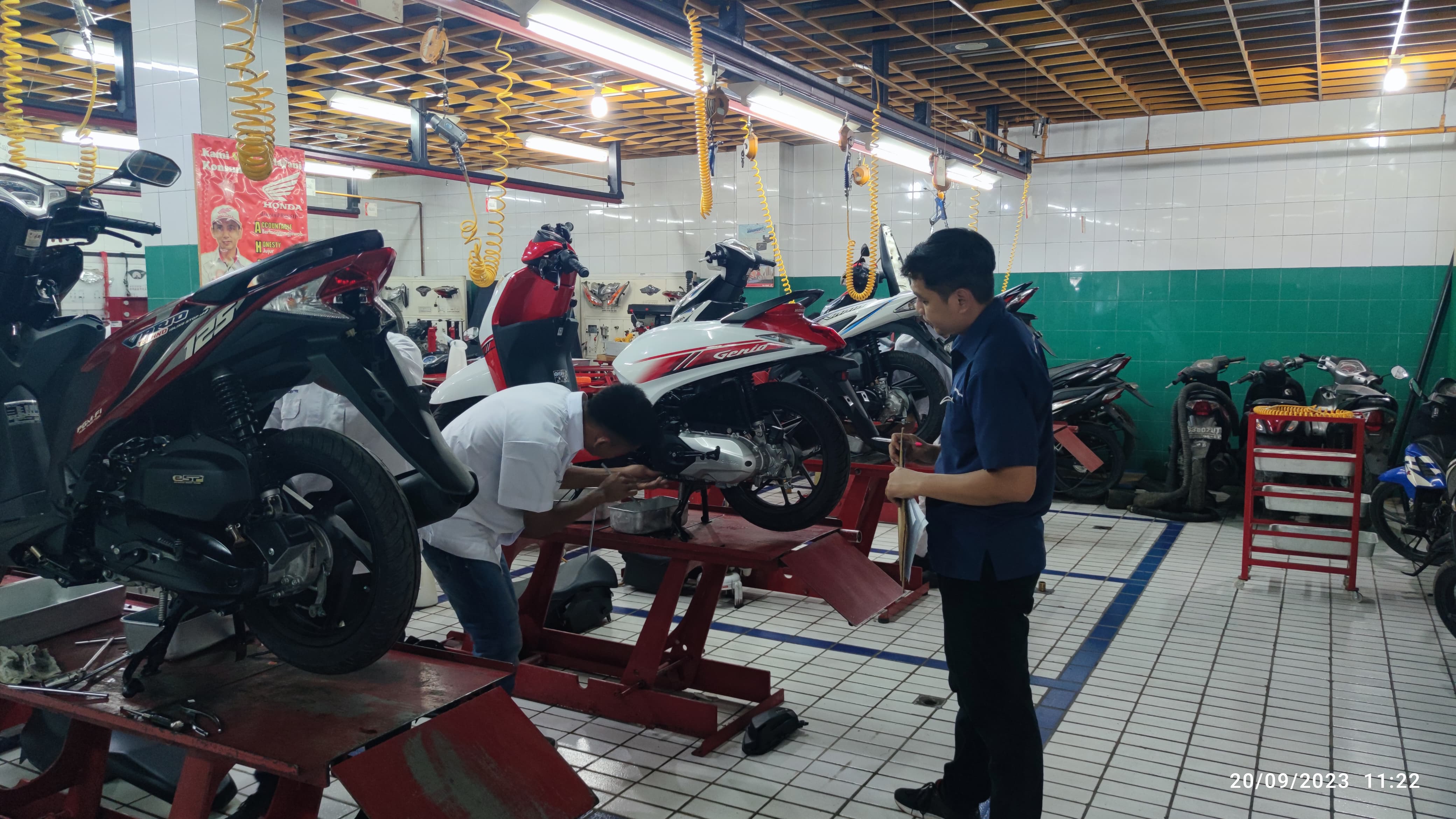 36 Mekanik Lulusan SMA Binaan TBSM Honda Dapat Sertifikasi dari Astra Motor Sumsel