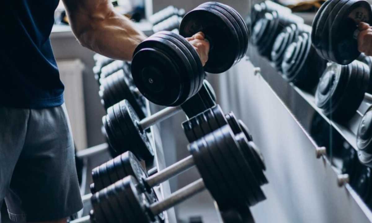 Mengapa Kita Perlu Latihan Beban dan Konsumsi Protein? Ini Kata Ade Rai