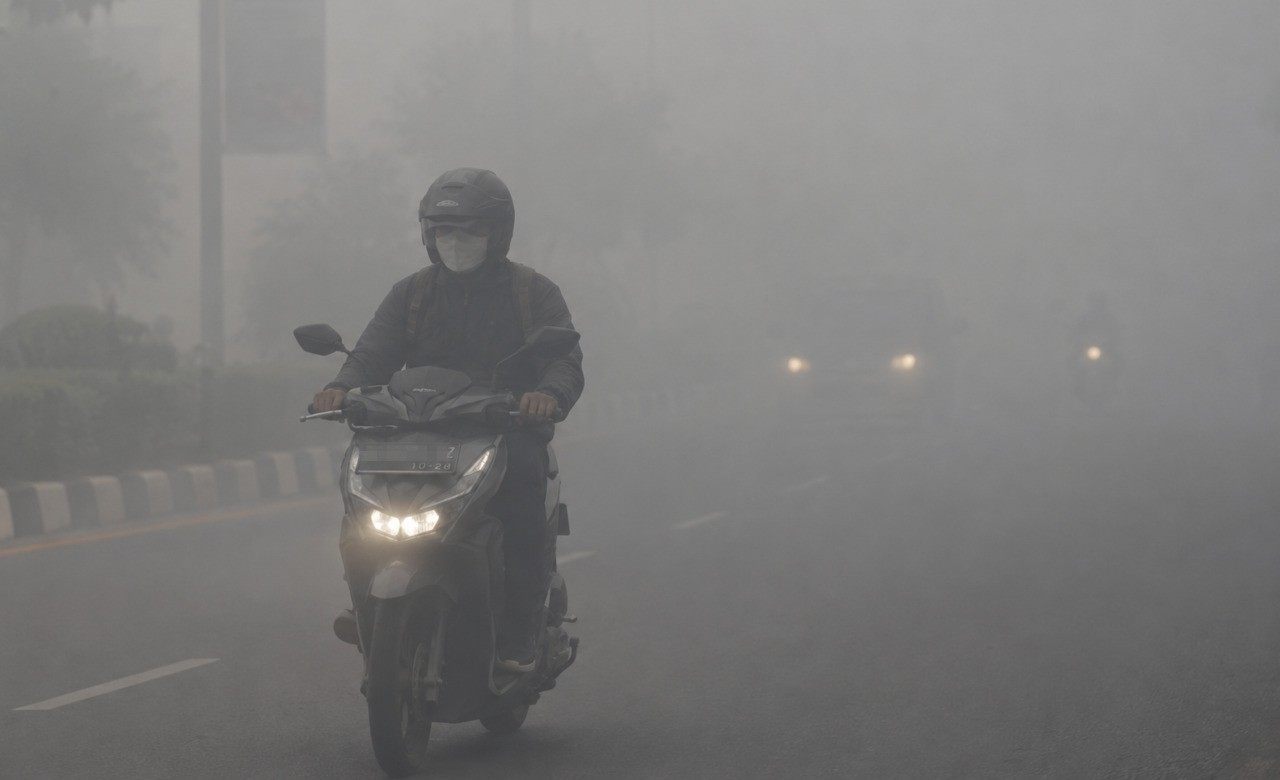 Kabut Asap Pekat Selimuti Palembang, Pengendara Wajib Waspada! Ini 9 Tips Aman di Jalan