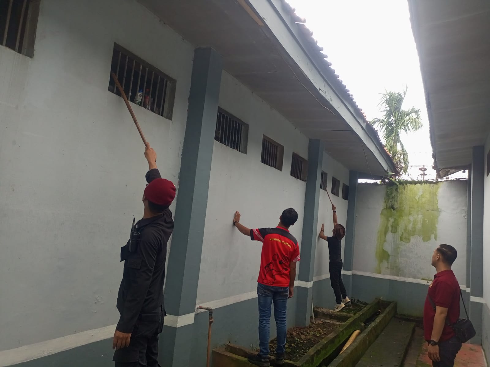 Petugas Lapas Sekayu Kontrol Area Brandgang dan Tembok Luar Lapas