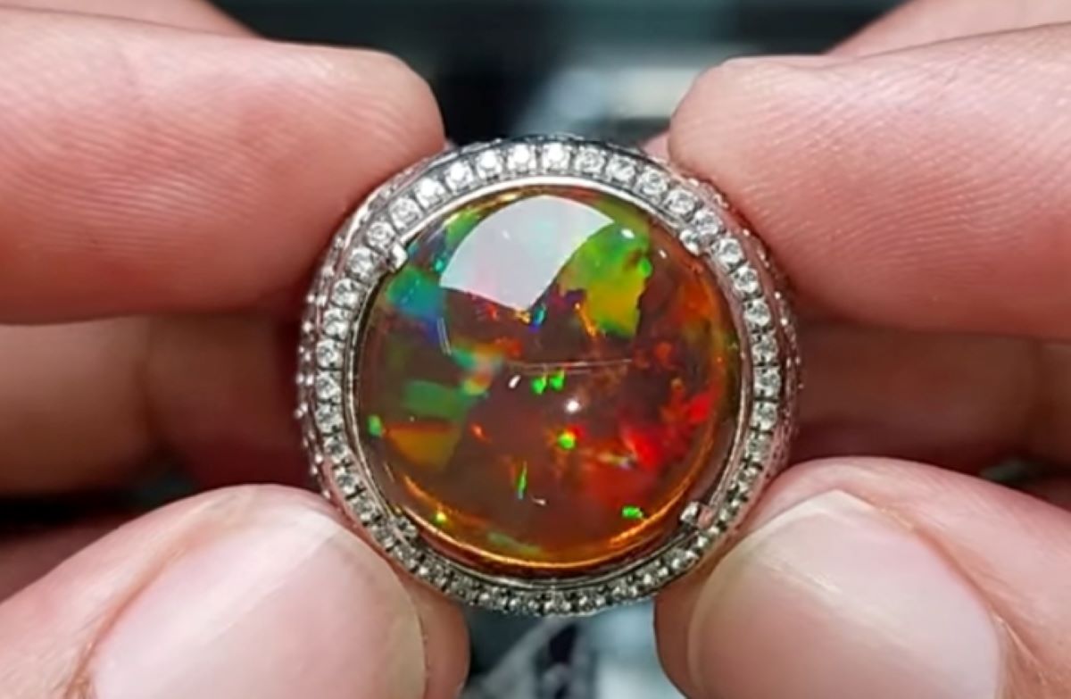 Selayang Pandang Batu Akik Kalimaya atau Opal: Asal-usul, Jenis, Ciri-ciri, Khasiat, Harga dan Cara Perawatan 