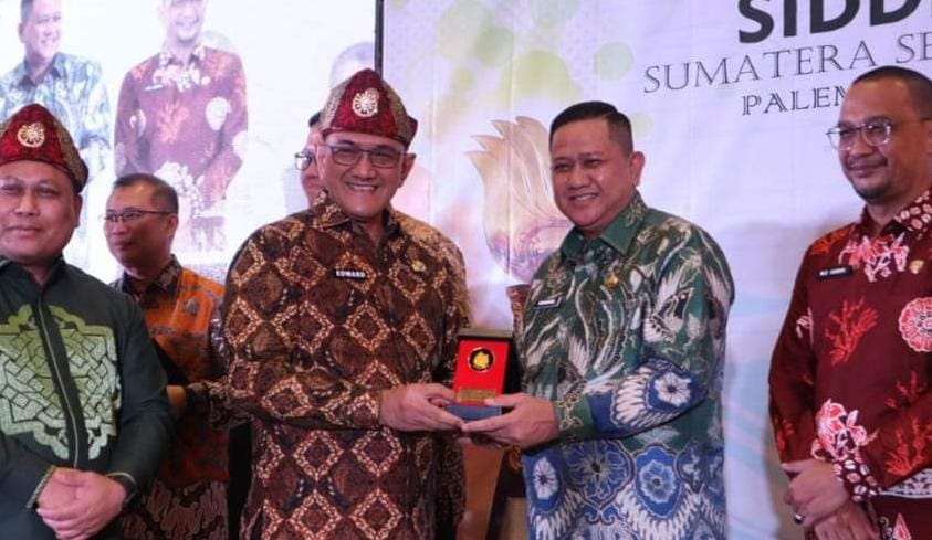 Pj Wako LubukLinggau H Koimudin Terima Penghargaan Siddhakarya  Tingkat Provinsi Sumsel 2024