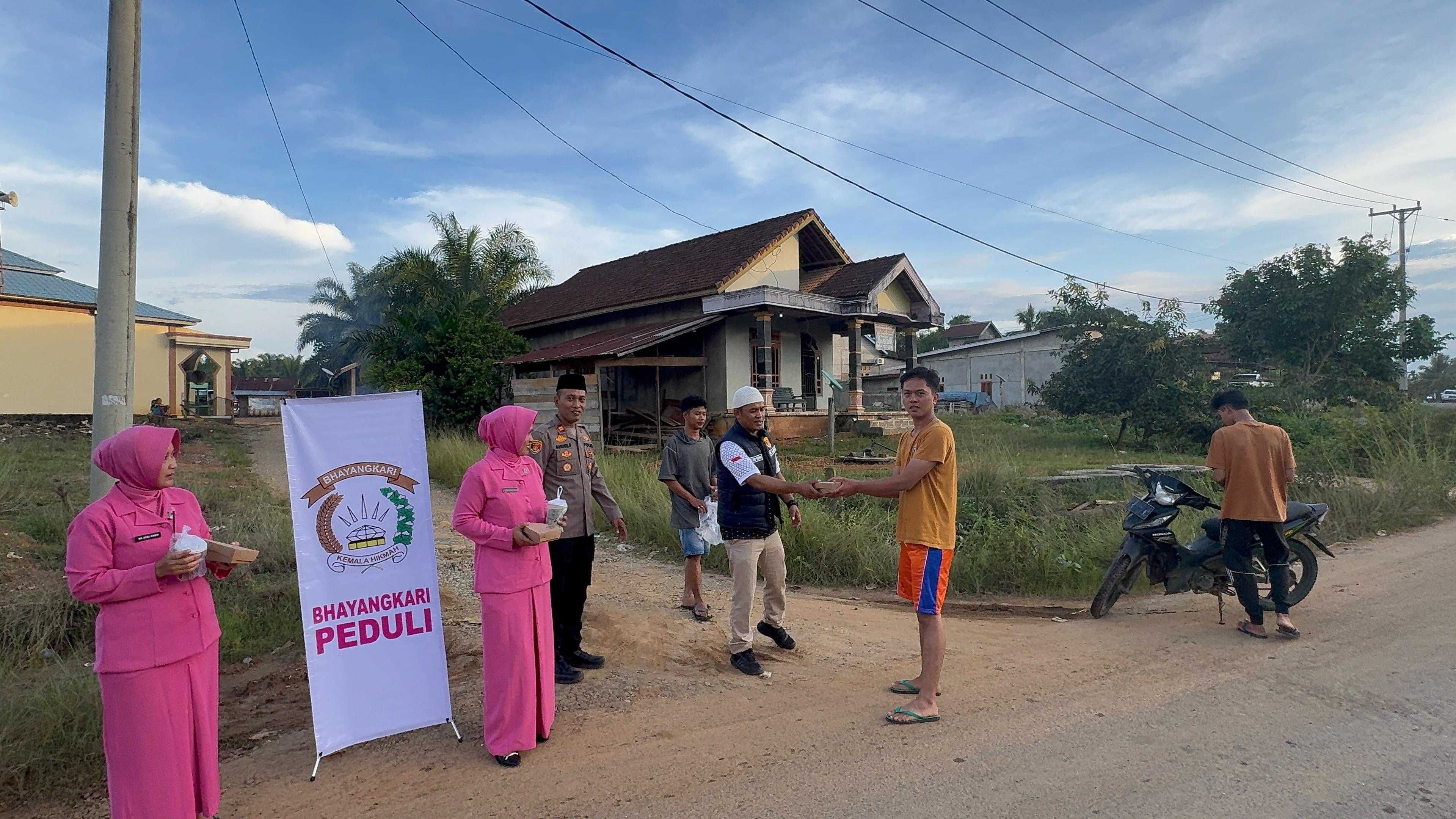 Polsek Rawas Ilir Bersama Ibu Bhayangkari Bagi-Bagi Takjil Dan Buka Puasa Bersama 