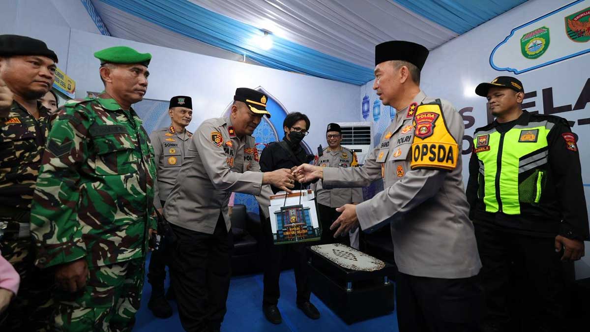 Beri Semangat Petugas Ops Ketupat Musi, Kapolda Sumsel & Bhayangkari Sambangi Pos Simpang 5 DPRD