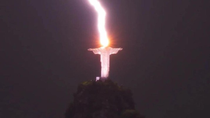 Viral, Patung Raksasa Yesus Kristus di Brasil Tersambar Petir, Ternyata Sering Terjadi