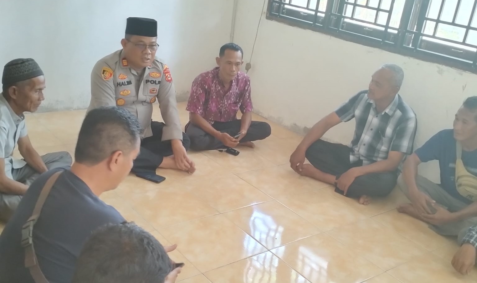  Temui Warga, Kapolsek Tanjung Raja Satukan Persepsi Jelang Pilkades Serentak