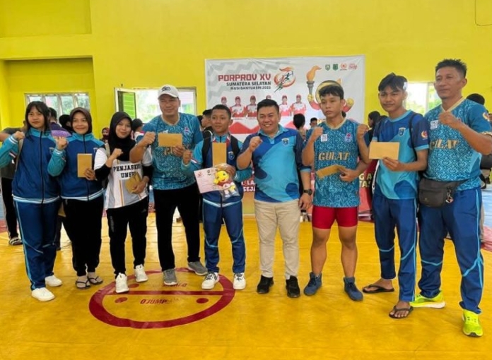 OPD Pendamping Cabor Gulat OKI Beri Bonus Atlet Peraih Medali