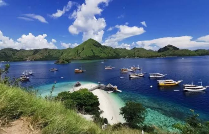 8 Rekomendasi Destinasi Wisata Terbaik di Laboan Bajo, dari Goa Cantik hingga Pemandangan Laut Bikin Takjub