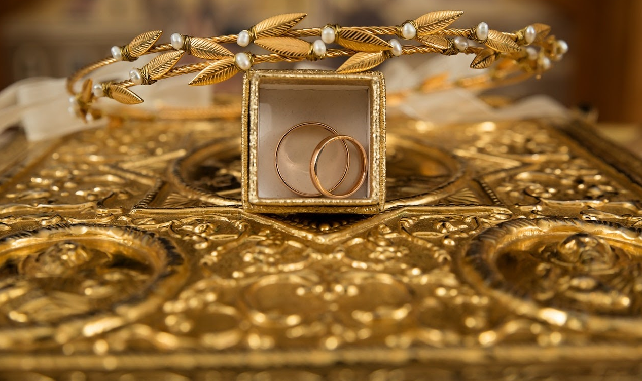 Mutiara Vs Emas, Mana yang Lebih Romantis Untuk Hadiah Istri di Rumah? 
