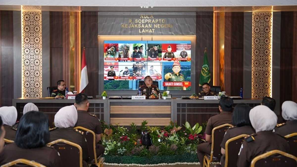 Kajati Sumsel 'Sidak' Kejari Lahat: Pantau Kualitas Pelayanan Hingga Ketertiban Administrasi!