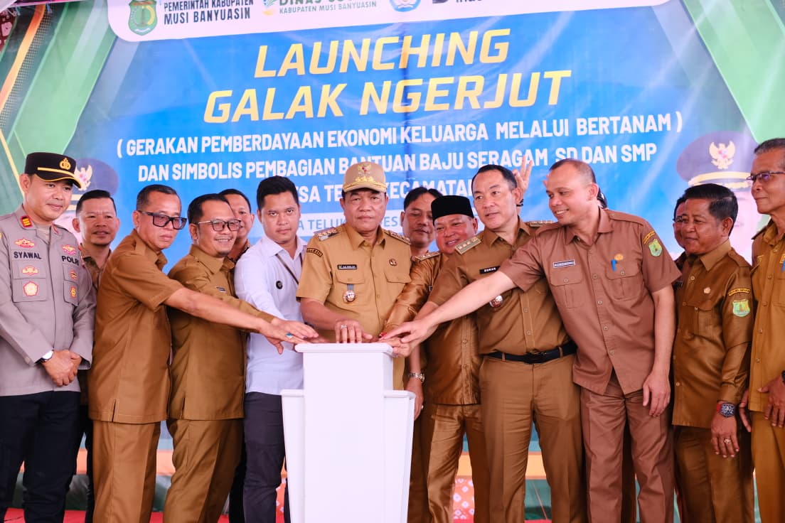Bupati Muba Luncurkan Galak Ngerjut dan Bagikan Seragam Sekolah Gratis di Kecamatan Lais