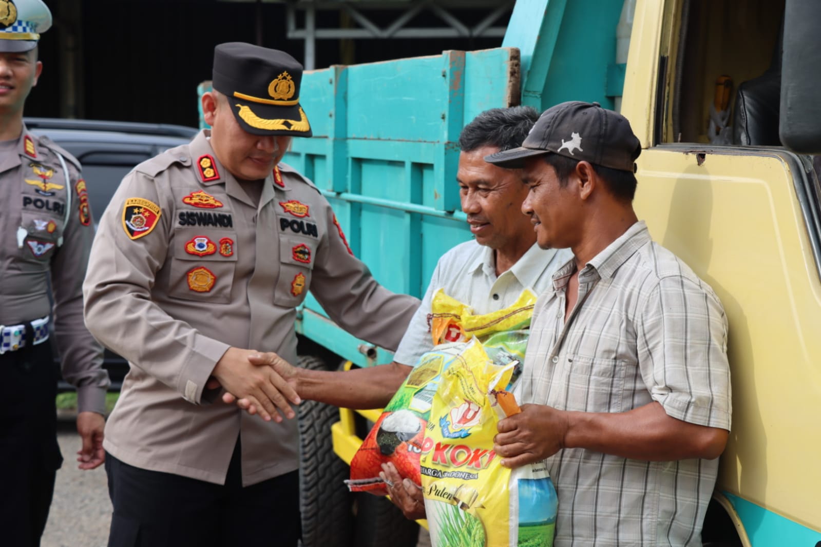 Kapolres Muba Datangi Para Sopir Truk di Terminal Randik, Ini yang Dilakukannya?