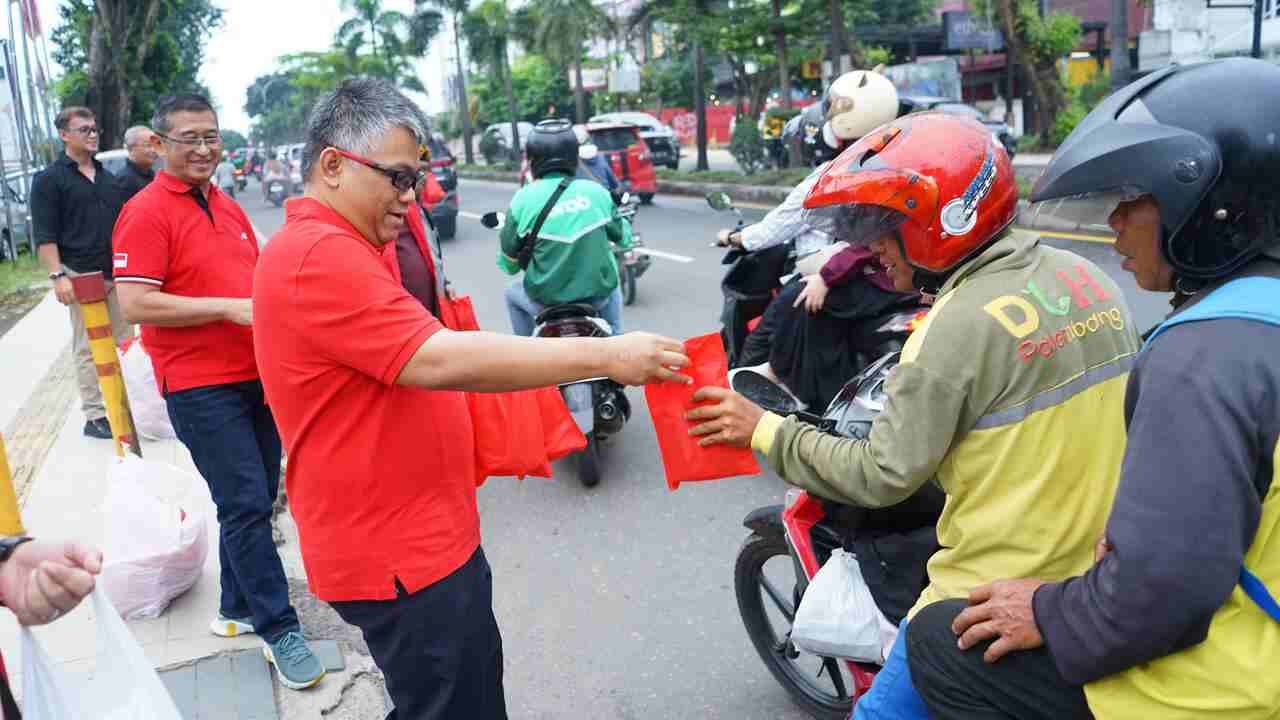DPD PDI Perjuangan Sumsel Bagikan 4.000 Paket Takjil, Dilakukan di 4 Titik