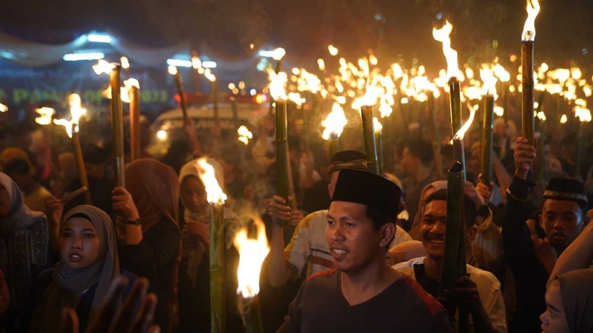 7 Tradisi Unik Malam Takbiran di Berbagai Daerah Indonesia, Pawai Obor hingga Adu Meriam Karbit